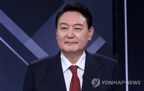방송토론 참석한 윤석열 대선후보(서울=연합뉴스) 국민의힘 윤석열 대선후보가 2일 저녁 서울 영등포구 KBS 본관 스튜디오에서 열린 중앙선거관리위원회 주관 제20대 대통령선거 후보자 3차 사회분야 방송토론회에서 토론회 준비를 하고 있다. 2022.3.2 [국회사진기자단] srbaek@yna.co.kr