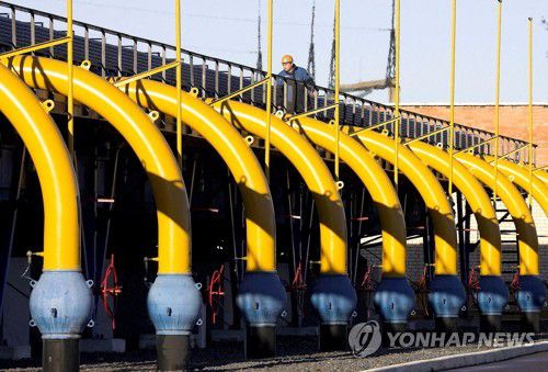 2006년 12월 29일 벨라루스 야말-유럽 가스 파이프라인에서 직원들이 작업을 하고 있다. [로이터 연합뉴스자료사진, 재판매 및 DB 금지]