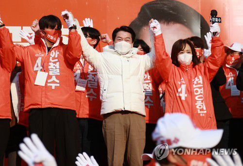 대구서 안철수 첫 유세(대구=연합뉴스) 김현태 기자 = 국민의당 안철수 대선후보가 15일 오전 대구 중구 반월당역 인근에서 권영현 후보(오른쪽)와 첫 유세를 하고 있다. 2022.2.15 mtkht@yna.co.kr