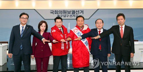 포즈 취하는 대구 중남구 보궐 후보들(대구=연합뉴스) 박세진 기자 = 22일 오후 대구 수성구 대구문화방송(대구MBC)에서 남구선거방송토론위원회 주관으로 열린 대구 중남구 국회의원 보궐선거 초청 토론회에 앞서 후보들이 기념촬영을 하고 있다.     왼쪽부터 더불어민주당 백수범, 국민의당 권영현, 무소속 도태우·주성영·임병헌·도건우 후보(기호 순). 2022.2.22 psjpsj@yna.co.kr