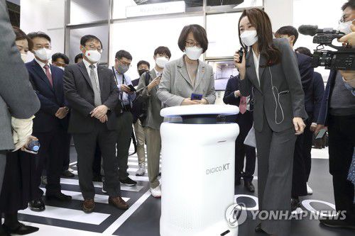 MWC KT 전시관 방문한 임혜숙 장관(서울=연합뉴스) KT가 오는 3일(현지시간)까지 스페인 바르셀로나에서 진행되는 세계 최대 이동통신 전시회 모바일월드콩그레스(MWC) 2022에 참여한다고 1일 밝혔다. 사진은 KT 전시 진행자로부터 AI 방역로봇에 대한 설명을 듣는 임혜숙 과학기술정보통신부 장관(오른쪽 두 번째). 2022.3.1      [KT 제공. 재판매 및 DB 금지] photo@yna.co.kr
