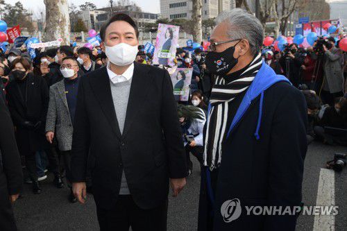 보수와 진보 진영통합 지지선언식 참석한 윤석열(서울=연합뉴스) 국민의힘 윤석열 대선 후보가 1일 오후 서울 서초구 서울중앙지검 서문 앞에서 열린 '보수와 진보 진영통합 윤석열 후보 지지선언'에 참석해 깨어있는시민연대당 이민구 대표와 대화하고 있다. 2022.3.1 [국회사진기자단] uwg806@yna.co.kr