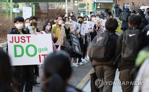 '친구들아! 보고 싶었어!'(서울=연합뉴스) 김인철 기자 = 전국 초·중·고교 개학 날인 2일 오전 서울 강남구 도곡중학교에서 조희연 서울시교육감과 3학년 학생들이 등교하는 학생들을 환영하며 인사하고 있다. 2022.3.2 yatoya@yna.co.kr