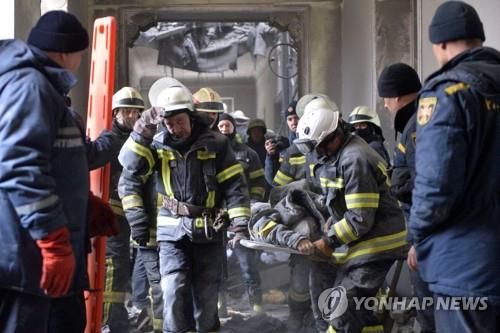 파괴된 우크라 하르키우 시청사서 시신 수습하는 구조대원들(하르키우 AFP=연합뉴스) 1일(현지시간) 구조대원들이 러시아군의 미사일 공격을 받아 파괴된 우크라이나 제2 도시인 하르키우의 시청사 밖으로 사망자의 시신을 옮기고 있다. 2022.3.2 leekm@yna.co.kr