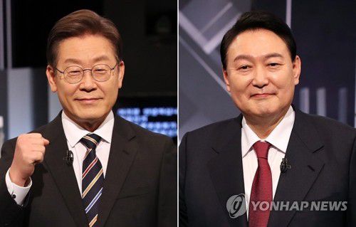 방송토론 참석한 이재명 대선후보(왼쪽)와 윤석열 대선후보(서울=연합뉴스) 더불어민주당 이재명 대선후보와 국민의힘 윤석열 대선후보가 2일 저녁 서울 영등포구 KBS 본관 스튜디오에서 열린 중앙선거관리위원회 주관 제20대 대통령선거 후보자 3차 사회분야 방송토론회에서 토론회 준비를 하고 있다. 2022.3.2 [국회사진기자단] srbaek@yna.co.kr
