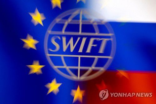 유럽연합(EU)과 러시아 국기를 배경으로 촬영된 국제은행간통신협회(SWIFT·스위프트) 로고. [로이터 연합뉴스자료사진, 재판매 및 DB 금지]