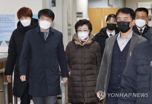 법정 향하는 윤석열 장모(서울=연합뉴스) 박동주 기자 = 요양병원을 불법 개설해 요양급여를 타 간 혐의로 1심에서 실형을 선고받은 국민의힘 윤석열 대선후보의 장모 최은순씨가 25일 오후 서초구 서울고법에서 열린 항소심 선고 공판에 출석하고 있다. 2022.1.25 pdj6635@yna.co.kr