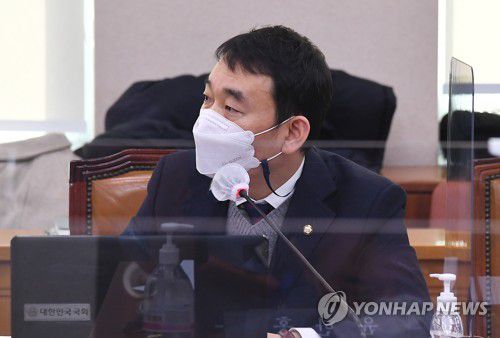 질의하는 김용민(서울=연합뉴스) 이정훈 기자 = 더불어민주당 김용민 의원이 26일 오전 국회에서 열린 법제사법위원회 전체회의에서 질의하고 있다. 2022.1.26 [국회사진기자단] uwg806@yna.co.kr