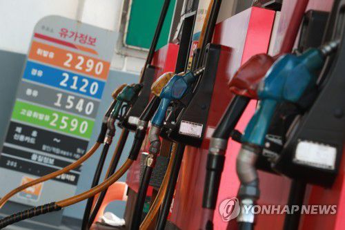 러시아, 우크라 침공으로 유가 급등(서울=연합뉴스) 손형주 기자 = 러시아의 우크라이나 침공 등 지정학적 변수로 국제유가가 급등하면서 국내 유가도 동반 상승하고 있다. 24일 오후 서울 시내의 한 주유소에 휘발유가 리터 당 2,290원에 판매되고 있다. 2022.2.24 2022331@yna.co.kr