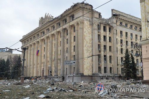 러시아군 공격으로 파괴된 우크라 하리코프시 청사(하리코프 AFP=연합뉴스) 1일(현지시간) 우크라이나 제2 도시인 하리코프시의 청사가 러시아군의 공격을 받아 파괴되면서 길거리에 잔해가 나뒹굴고 있다. 러시아군은 침공 엿새째인 이날 우크라이나 동부 도시 하리코프와 수도 키예프, 남부 도시 헤르손 등을 중심으로 무차별 포격과 폭격에 나서 민간인 피해도 속출했다. 2022.3.2 leekm@yna.co.kr