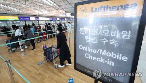 러시아 영공 대신 우회 노선으로 운항 재개한 루프트한자(영종도=연합뉴스) 김도훈 기자 = 2일 오전 인천국제공항 제1여객터미널 루프트한자 카운터에서 탑승객들이 출국 수속을 위해 대기하고 있다.     독일 루프트한자는 지날 달 27일 러시아 제재 차원에서 러시아로 운항 및 러시아 영공을 이용하지 않기로 했다. 이에 일부 항공편이 긴급 결항되기도 하였다.     루프트한자는 기존 러시아 영공을 지나는 항로 대신 터키와 카자흐스탄을 이용하는 우회 노선을 활용해 운항하고 있다. 2022.3.2 superdoo82@yna.co.kr