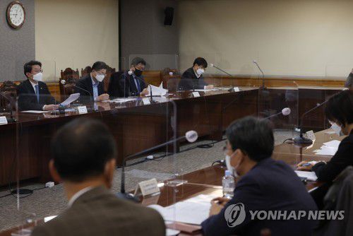 우크라 사태 비상대응 TF회의(서울=연합뉴스) 신준희 기자 = 3일 중구 은행회관에서 이억원 기획재정부 1차관 주재로 우크라이나 사태 비상대응 TF회의 겸 거시경제금융회의가 열리고 있다. 2022.3.3 hama@yna.co.kr