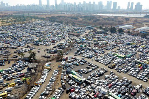 우크라 사태로 타격 우려되는 인천 중고차 수출단지(인천=연합뉴스) 윤태현 기자 = 러시아의 우크라이나 침공 사태로 대러시아 중소기업 수출 비중이 높은 자동차(중고차) 업계의 타격이 우려되는 가운데 3일 오후 인천시 연수구 송도유원지 중고차 수출단지에 중고차가 가득 차 있다. 2022.3.3 tomatoyoon@yna.co.kr