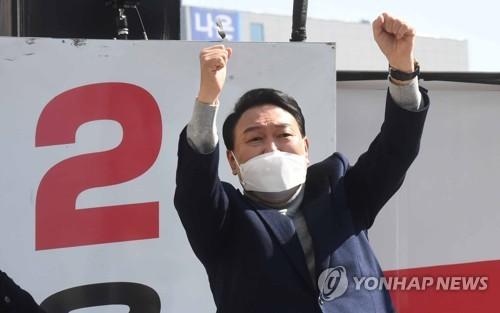 윤석열의 '어퍼컷 세리머니'(천안=연합뉴스) 한종찬 기자 = 국민의힘 윤석열 대선후보가 3일 충남 천안 신세계백화점 앞에서 열린 유세에 참석해 지지를 호소하고 있다. 2022.3.3 [공동취재] saba@yna.co.kr