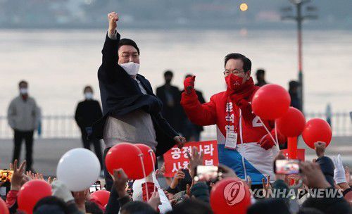 지지호소하는 윤석열(사천=연합뉴스) 한종찬 기자 = 국민의힘 윤석열 대선 후보가 3일 오후 경남 사천시 삼천포대교공원 인근 유세 현장에서 지지를 호소하고 있다. 2022.3.3 [공동취재] saba@yna.co.kr