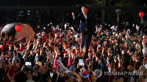 지지 호소하는 윤석열 대선 후보(창원=연합뉴스) 한종찬 기자 = 국민의힘 윤석열 대선 후보가 3일 저녁 경남 창원시 마산역 앞 유세 현장에서 지지를 호소하고 있다. 2022.3.3 saba@yna.co.kr