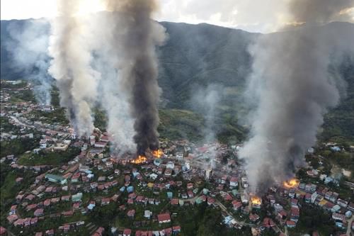 지난해 10월말 포격과 방화에 불타는 친주 딴틀랑 가옥들.[친랜드포스트/미얀마 나우 캡처. 재판매 및 DB 금지]