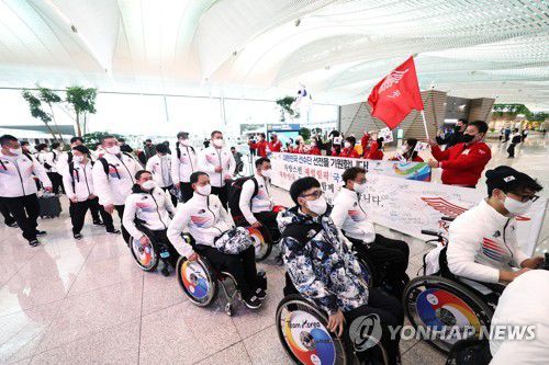 패럴림픽 선수단, 베이징으로(영종도=연합뉴스) 이지은 기자 = 2022 베이징 동계패럴림픽 대한민국 선수단이 지난달 25일 오전 인천공항에서 출국장으로 향하고 있다. 2022.2.25 jieunlee@yna.co.kr