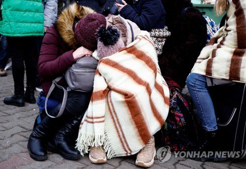 전란의 공포와 추위 속 피란길 오른 우크라 여성들(코르쵸바 로이터=연합뉴스) 3일(현지시간) 폴란드 국경도시 코르쵸바에 마련된 임시 수용소 밖에서 피란 온 우크라이나의 두 여성이 파고드는 추위에 담요를 덮고 서로 기댄 채 웅크리고 앉아 있다. 유엔난민기구(UNHCR)에 따르면 지난달 24일 러시아 침공 이후 우크라이나 전체 국민(약 4천400만 명)의 2%가 넘는 100만 명이 국외로 피신한 것으로 집계됐다. 2022.3.3 sungok@yna.co.kr