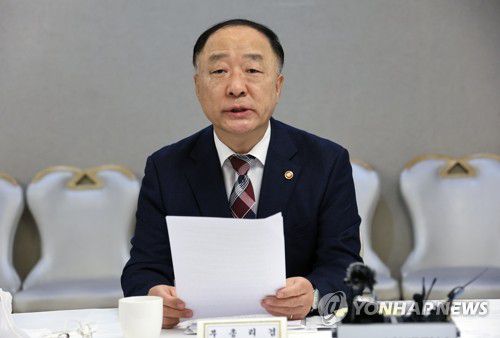 물가관계장관회의 주재하는 홍남기 부총리(서울=연합뉴스) 김승두 기자 = 홍남기 경제부총리 겸 기획재정부 장관이 4일 정부서울청사에서 열린 '물가관계장관회의'를 주재하고 있다. 2022.3.4 kimsdoo@yna.co.kr