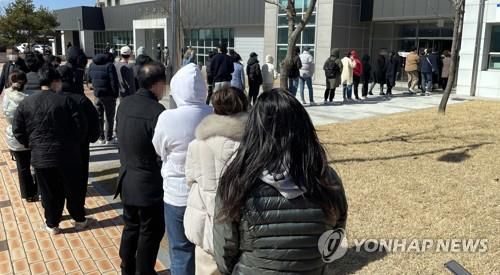 사전투표소는 북적(전주=연합뉴스) 나보배 기자 = 제20대 대통령선거 사전투표 둘째 날인 5일 전북 전주시 덕진구 농촌진흥청에 마련된 사전투표소에 유권자들이 몰리면서 대기 줄이 형성돼있다. 2022.3.5     warm@yna.co.kr