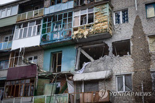 포격에 훼손된 건물(스챠스티아 타스=연합뉴스) 지난 3일(현지시간) 우크라이나 동부 루한스크(루간스크) 내 스챠스티아의 한 건물이 포격에 파손된 모습. 2022.3.5 photo@yna.co.kr