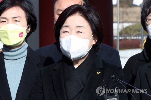 발언하는 심상정(광주=연합뉴스) 천정인 기자 = 제20대 대통령선거가 4일 앞으로 다가온 5일 정의당 심상정 대선 후보가 광주 북구 국립 5·18 민주묘지 참배를 마치고 발언하고 있다. 2022.3.5 iny@yna.co.kr