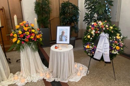 문재인 대통령 명의 '감사를 전하며' 조화[주프랑크푸르트 총영사관 제공=연합뉴스]