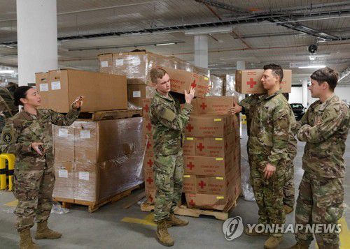 지난달 25일(현지시간) 폴란드에서 우크라이나 피란민 지원 준비 작업 중인 미군 [미 국방부 제공. AFP=연합뉴스 자료사진. 재판매 및 DB 금지]