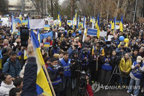 주말 카자흐스탄에서 일어난 반전 시위.(알마티 AP=연합뉴스) 6일(현지시간) 카자흐스탄 알마티에서 시위대가 우크라이나 국기를 들고 반전 시위를 벌이고 있다. 2022.03.06. photo@yna.co.kr