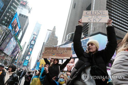5일(현지시간) 미국 뉴욕 타임스퀘어에서 수백명 시위대가 모여 벌인 반전 시위.[AFP 연합뉴스 자료사진. 재판매 및 DB 금지]