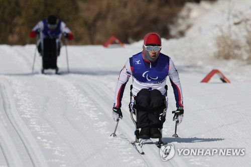 [패럴림픽] 역주하는 정재석(장자커우=연합뉴스) 김주성 기자 = 정재석이 6일 오전 중국 장자커우 국립바이애슬론센터에서 열린 2022 베이징 동계패럴림픽 크로스컨트리스키 남자 좌식 18㎞ 경기에서 역주하고 있다. 2022.3.6 utzzza@yna.co.kr