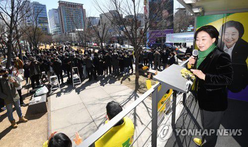 심상정, 연트럴파크 찾아 지지 호소(서울=연합뉴스) 정의당 심상정 대선 후보가 6일 오후 서울 마포구 연남동 연트럴파크에서 열린 2030 프라이드 유세에서 지지를 호소하고 있다. 2022.3.6 [국회사진기자단] uwg806@yna.co.kr