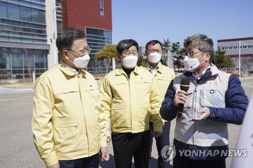 한국가스공사 삼척생산기지본부 방문한 문재인 대통령(삼척=연합뉴스) 안정원 기자 = 강원ㆍ경북 산불현장 방문에 나선 문재인 대통령이 6일 강원도 삼척시 한국가스공사 삼척생산기지본부를 방문, 산불 방호 대책을 보고받고 있다. 2022.3.6 jeong@yna.co.kr