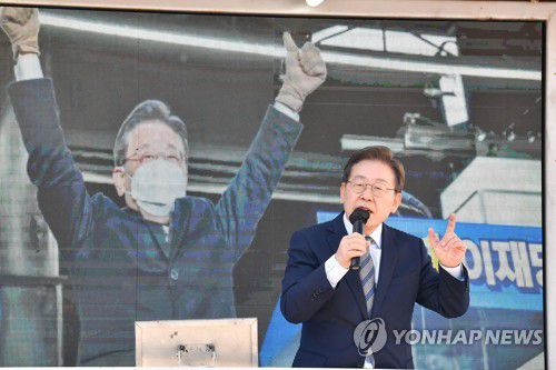 연설하는 이재명(서울=연합뉴스) 더불어민주당 이재명 대선 후보가 6일 오후 서울 성북천 분수광장 앞에서 열린 유세에서 연설하고 있다. 2022.3.6 [국회사진기자단] uwg806@yna.co.kr