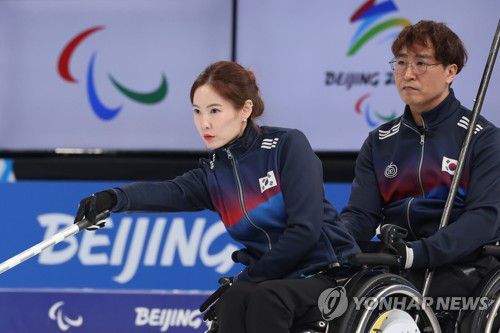 [패럴림픽] 리드 백혜진의 투구(베이징=연합뉴스) 김주성 기자 = 휠체어컬링 대표팀 '장윤정고백'의 리드 백혜진이 6일 오후 중국 베이징 국립아쿠아틱센터에서 열린 2022 베이징 동계패럴림픽 휠체어컬링 예선 3차전 노르웨이와의 경기에서 투구하고 있다. 2022.3.6 utzza@yna.co.kr