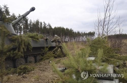 수도 키이우 외곽에 자주포 배치하는 우크라군  (키이우 EPA=연합뉴스) 우크라이나 군인들이 6일(현지시간) 수도 키이우(키예프) 인근에서 자주포 진지를 구축하고 있다. 2022.3.7     jsmoon@yna.co.kr (끝)