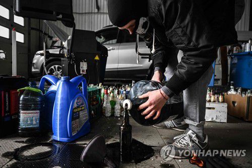 게릴라전을 대비해 화염병을 만드는 시민군[AFP=연합뉴스. DB 및 재판매 금지]