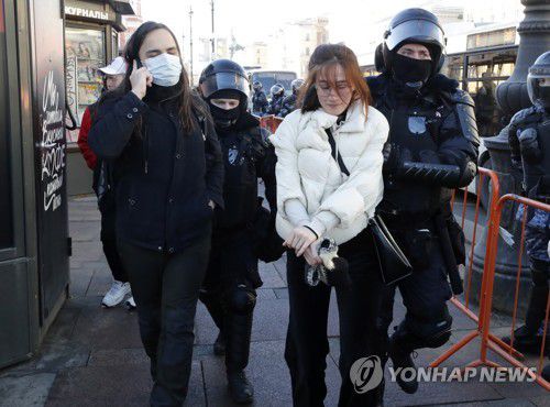 러시아 경찰에 연행되는 반전 시위참가자.(상트페테르부르크 EPA=연합뉴스) 6일(현지시간) 러시아 제2 도시 상트페테르부르크에서 경찰이 자국군의 우크라이나 침공에 항의하는 반전 집회 참가자를 연행하고 있다. 2022.3.6