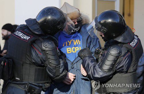 우크라 침공 항의 시위대 연행하는 러시아 경찰(상트페테르부르크 EPA=연합뉴스) 6일(현지시간) 러시아 제2 도시 상트페테르부르크에서 경찰이 자국군의 우크라이나 침공에 항의하는 반전 집회 참가자를 연행하고 있다. 2022.3.6