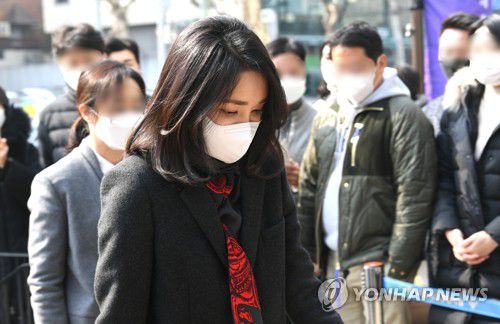 [사전투표] 제20대 대선 사전투표소 향하는 김건희 씨(서울=연합뉴스) 신준희 기자 = 국민의힘 윤석열 대선후보의 부인 김건희 씨가 제20대 대통령선거 사전투표 첫날인 4일 서울 서초구 서초1동 주민센터에 마련된 사전투표소로 들어서고 있다. 2022.3.4 [공동취재] hama@yna.co.kr