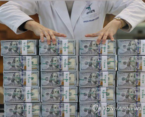 달러 가치 상승(서울=연합뉴스) 안정원 기자 = 7일 아시아 시장에서 달러 인덱스가 급등했다.     오전 8시 43분 현재 주요 6개국 통화에 대한 달러 가치를 나타내는 달러인덱스는 전장 뉴욕 대비 0.35% 오른 98.836을 나타냈다.      이날 오전 서울 중구 하나은행 본점 위변조대응센터에서 직원이 달러를 정리하고 있다. 2022.3.7 jeong@yna.co.kr