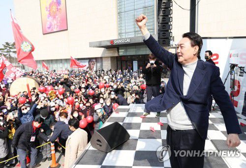 지지 호소하는 윤석열(하남=연합뉴스) 국민의힘 윤석열 대선 후보가 7일 경기도 하남시 신장동 스타필드 앞 유세 현장에서 안철수 국민의당 안철수 대표와 함께 지지를 호소 하고 있다. 2022.3.7 [국회사진기자단] photo@yna.co.kr