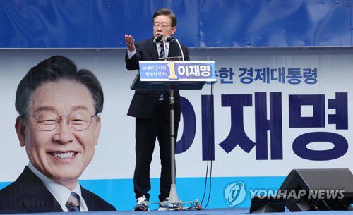 이재명 대선후보 부산 연설(부산=연합뉴스) 백승렬 기자 = 더불어민주당 이재명 대선후보가 7일 부산시 창선삼거리에서 열린 '이재명 준비됐나! 준비됐다!' 부산 집중 유세에서 지지를 호소하고 있다. 2022.3.7 srbaek@yna.co.kr