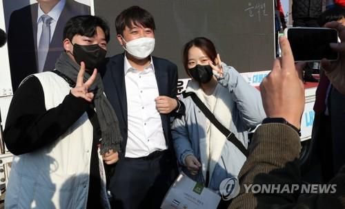 기념 촬영 응하는 이준석 대표[촬영 : 최영수]