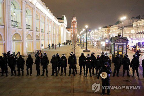 반전 시위 통제 중인 러시아 경찰(상트페테르부르크 로이터=연합뉴스) 지난 2일(현지시간) 러시아 상트페테르부르크에서 반전 시위가 열리는 동안 경찰들이 거리를 통제하고 있다. 2022.3.8 photo@yna.co.kr