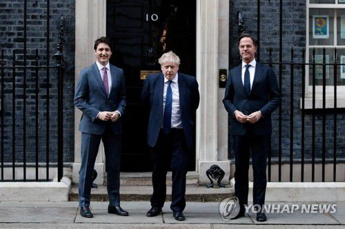 영국·캐나다·네덜란드 정상(런던 로이터=연합뉴스) 영국, 캐나다, 네덜란드 정상이 7일(현지시간) 런던의 영국 총리실에서 우크라이나 사태와 관련해 회담을 했다. 2022.3.7 photo@yna.co.kr