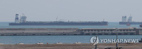 울산 산업단지 원유 운반선[연합뉴스 자료사진]