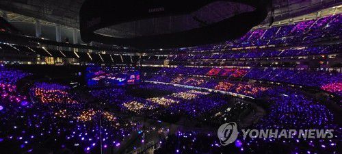 응원봉으로 BTS 매스게임 만든 아미들(로스앤젤레스=연합뉴스) 28일(현지시간) 미국 로스앤젤레스(LA) 소파이 스타디움에서 열린 방탄소년단(BTS) 콘서트에서 아미들이 응원봉 '아미 밤'의 빛을 조절해 응원 메시지를 매스게임 형태로 선보이고 있다. 콘서트는 다음 달 3일, 4일 2회의 공연을 남겨놓고 있다. 2021.11.29     [독자 제공. 재판매 및 DB 금지] photo@yna.co.kr