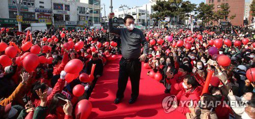 돌하르방 든 윤석열(제주=연합뉴스) 한종찬 기자  = 국민의힘 윤석열 대선 후보가 8일 제주시 동문시장 일대에서 열린 ‘제주와 함께 승리합니다’ 제주도 거점유세에서 지지자들에게 받은 돌하르방을 들어보이고 있다. 2022.3.8 [공동취재] saba@yna.co.kr